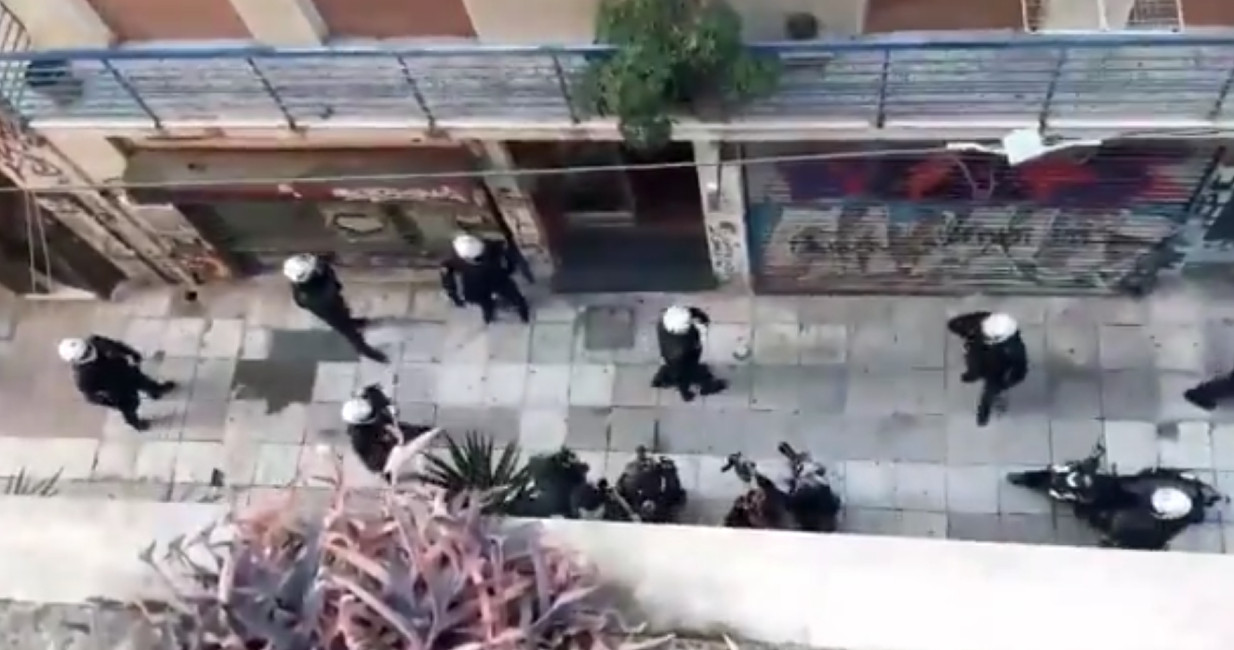 Αστυνομικοί πετάνε χειροβομβίδα κρότου – λάμψης σε είσοδο πολυκατοικίας [Βίντεο]