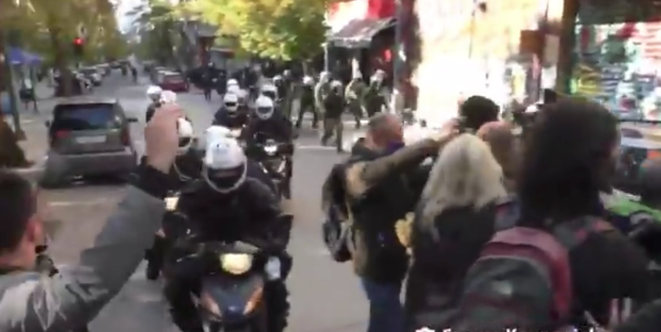 Άνδρες της ομάδας ΔΙΑΣ πέφτουν με μηχανές πάνω σε δημοσιογράφους και κυνηγούν διαδηλωτές [Βίντεο]