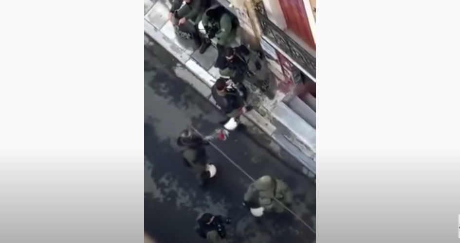Άνδρας των ΜΑΤ καταστρέφει ανθοδέσμη από το μνημείο του Αλέξη Γρηγορόπουλου [Βίντεο]