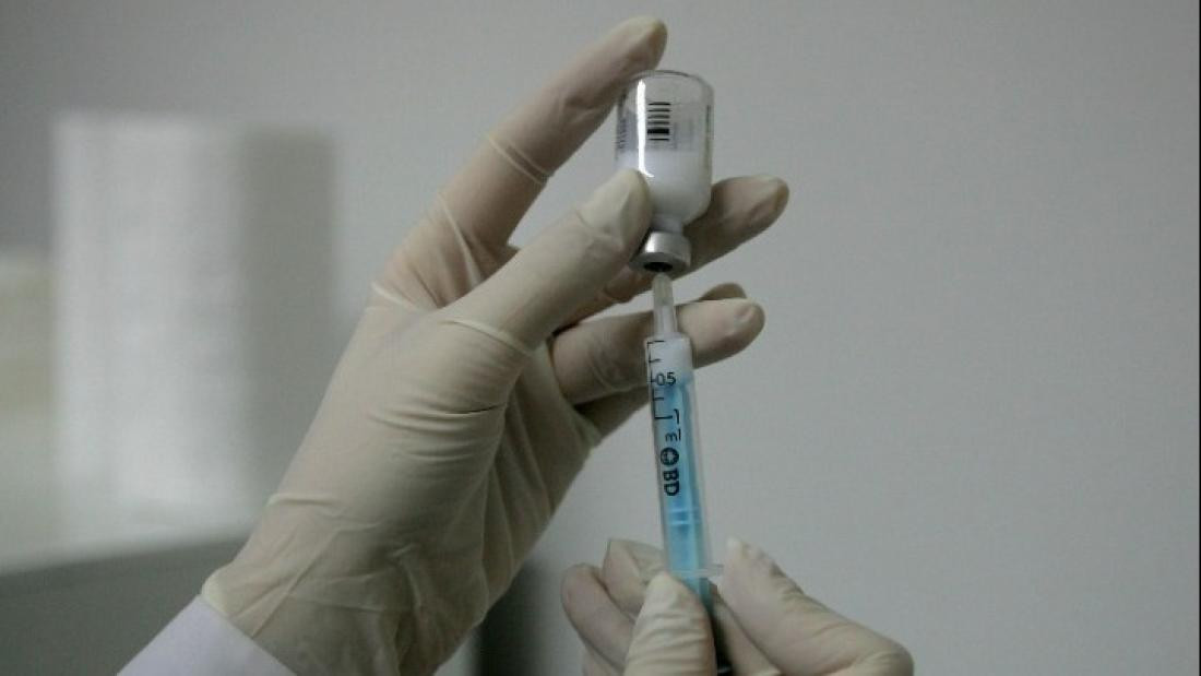 Bρετανική δοκιμή σε εθελοντές με κοκτέιλ από εμβόλια Covid-19 διαφορετικών εταιρειών