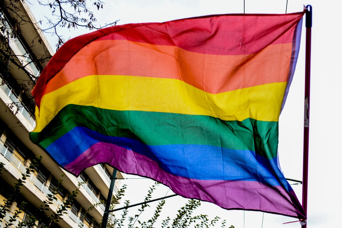Έρευνα: 1 στα 2 άτομα ΛΟΑΤΚΙ+ φοβάται να μιλήσει στην Αστυνομία – Σοβαρά προβλήματα και στις υπόλοιπες δημόσιες υπηρεσίες
