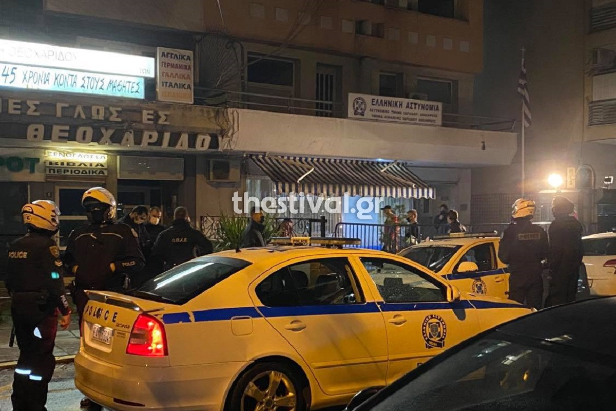 Θεσσαλονίκη: 32χρονος αυτοτραυματίστηκε με ξυράφι έξω από αστυνομικό τμήμα [Βίντεο – Σκληρές εικόνες]
