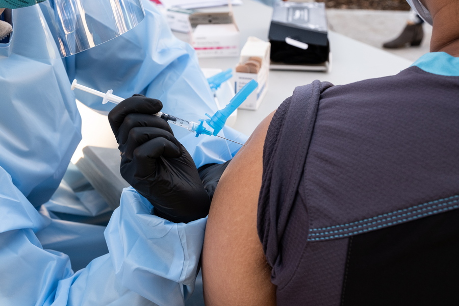 Μόσιαλος για μετάλλαξη Covid-19: «Δεν υπάρχει λόγος ανησυχίας για τα εμβόλια»