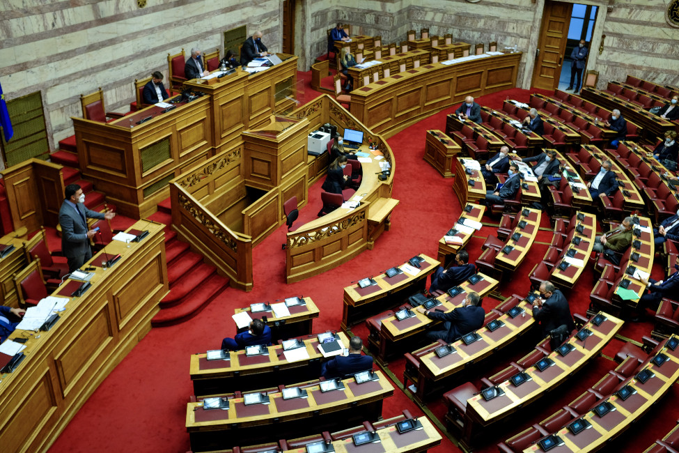Σφοδρή σύγκρουση στη Βουλή με επίκεντρο το πολυνομοσχέδιο – σκούπα