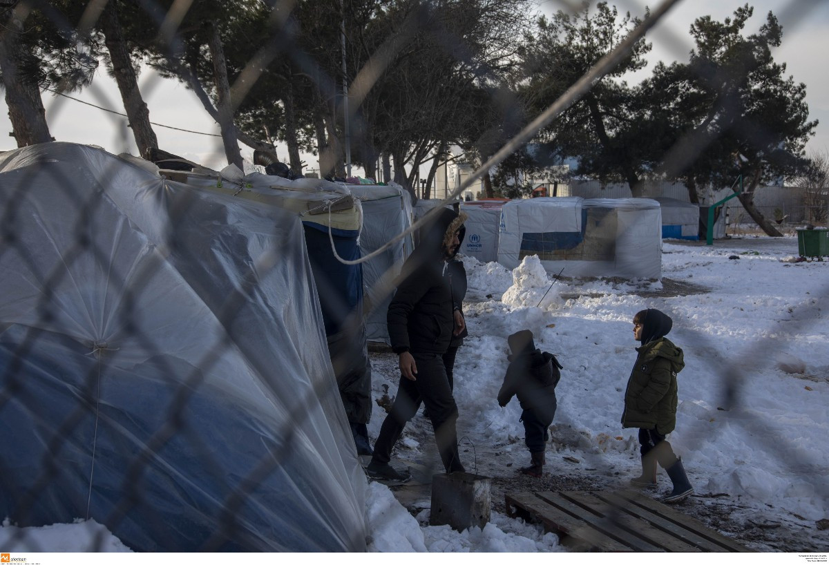 Δεκάδες οργανώσεις προειδοποιούν: «Συνθήκες αστεγίας» και «βασικές στερήσεις» χιλιάδων αναγνωρισμένων προσφύγων μέσα στον Χειμώνα