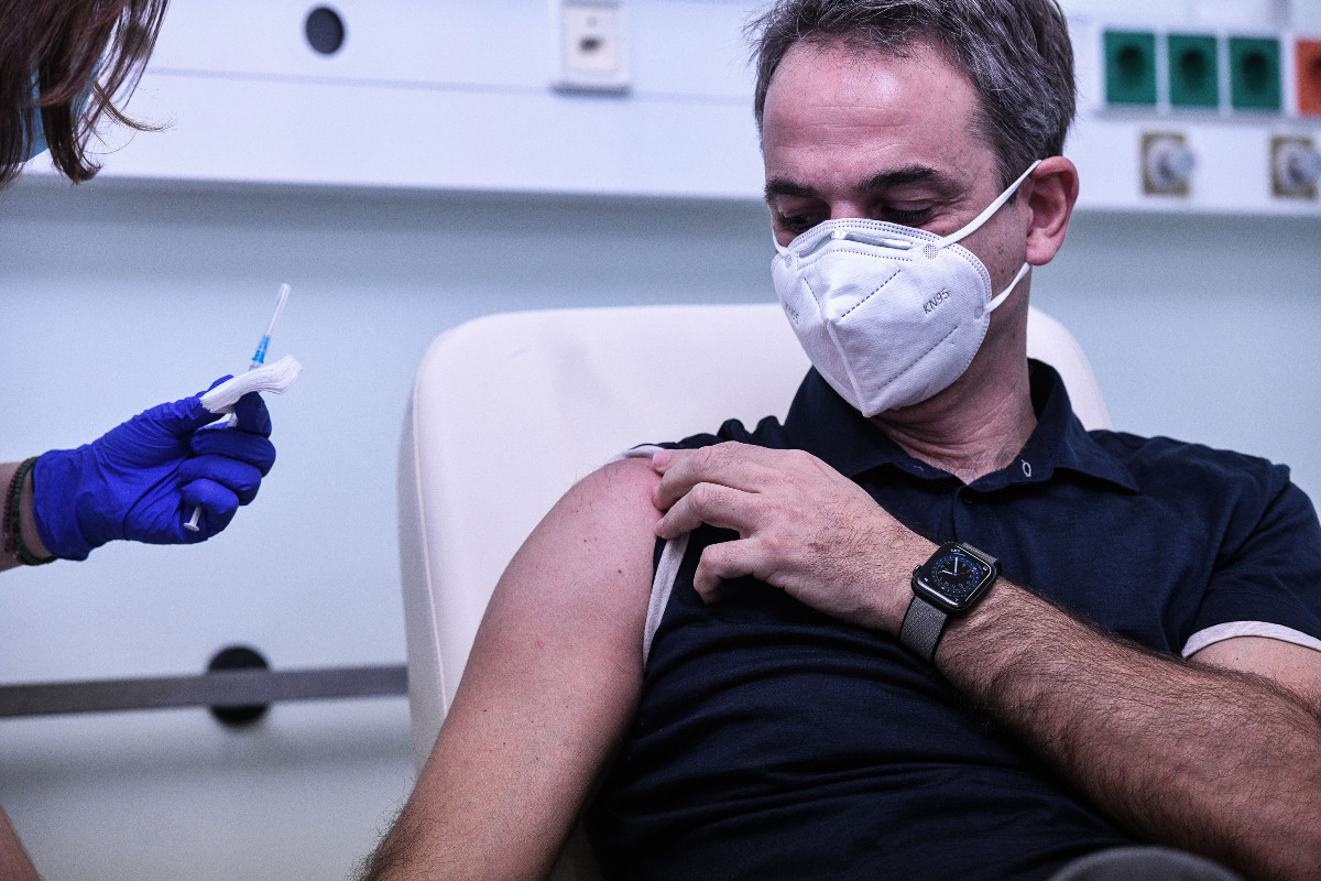 Εμβολιάστηκαν και οι Μητσοτάκης – Τσιόδρας κατά του κορονοϊού