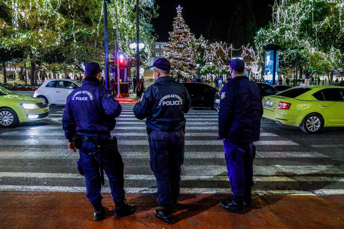 Πρωτοχρονιά όπως Χριστούγεννα: «Καμία χαλάρωση, προτεραιότητα το άνοιγμα των σχολείων»