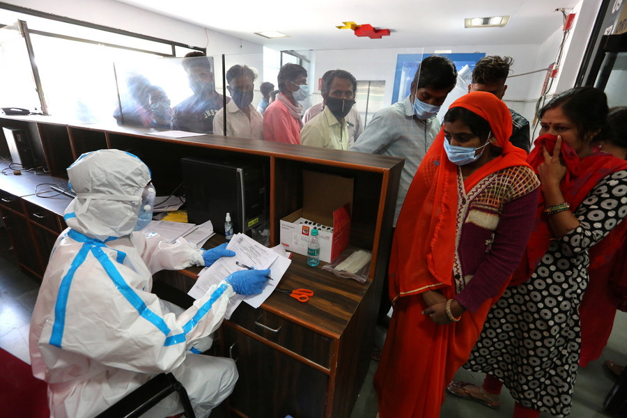 Το εμβόλιο παρασκευάζεται στην Ινδία, αλλά οι Ινδοί δεν θα εμβολιαστούν