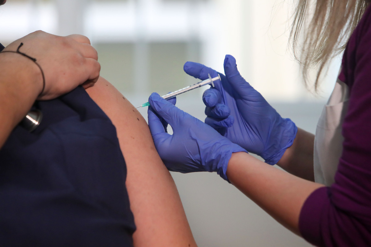 Καταγγελία ΠΟΕΔΗΝ: Κυβερνητικά στελέχη εκτός λίστας, εμβολιάζονται πρώτα από τους υγειονομικούς [Βίντεο]