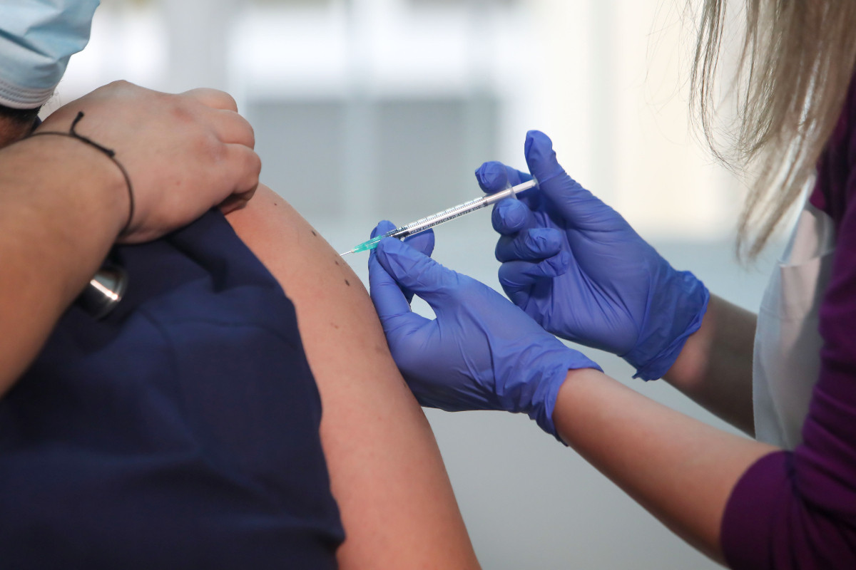 Ερωτήματα από αιφνιδιαστική αναβολή εμβολιασμού υγειονομικών