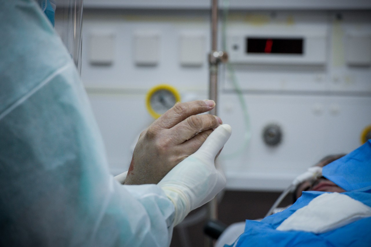 Κοντοζαμάνης για το 80% θανάτων εκτός ΜΕΘ: «Οι γιατροί αποφασίζουν…»