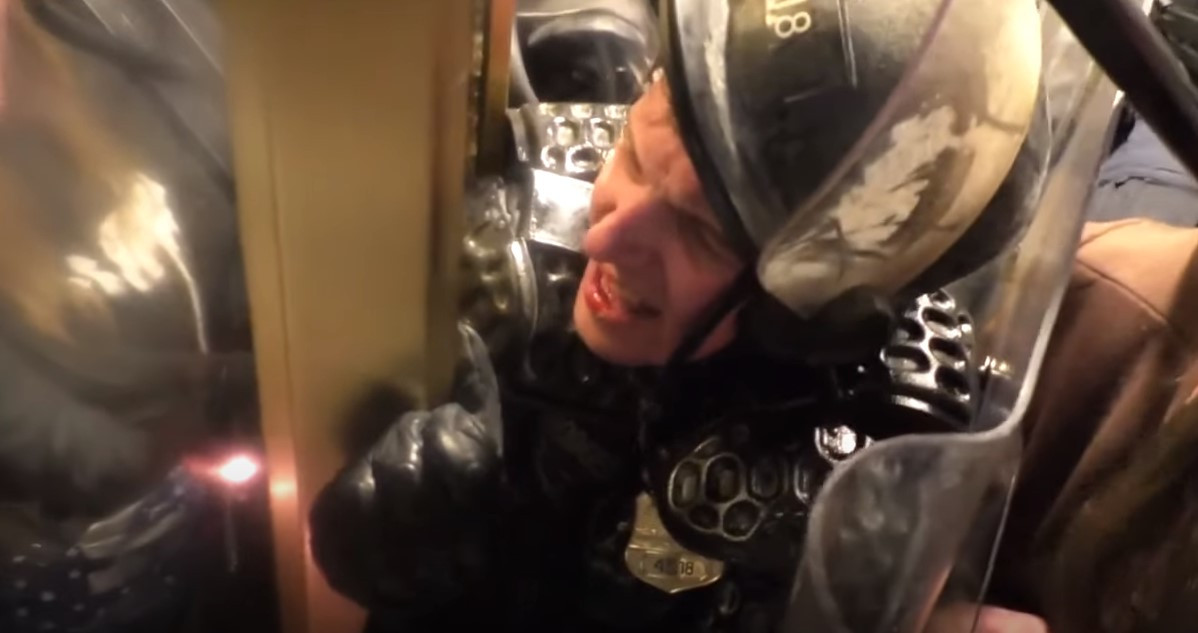 ΗΠΑ – Καπιτώλιο: Εγκλωβισμένος αστυνομικός ζητά βοήθεια [Βίντεο]