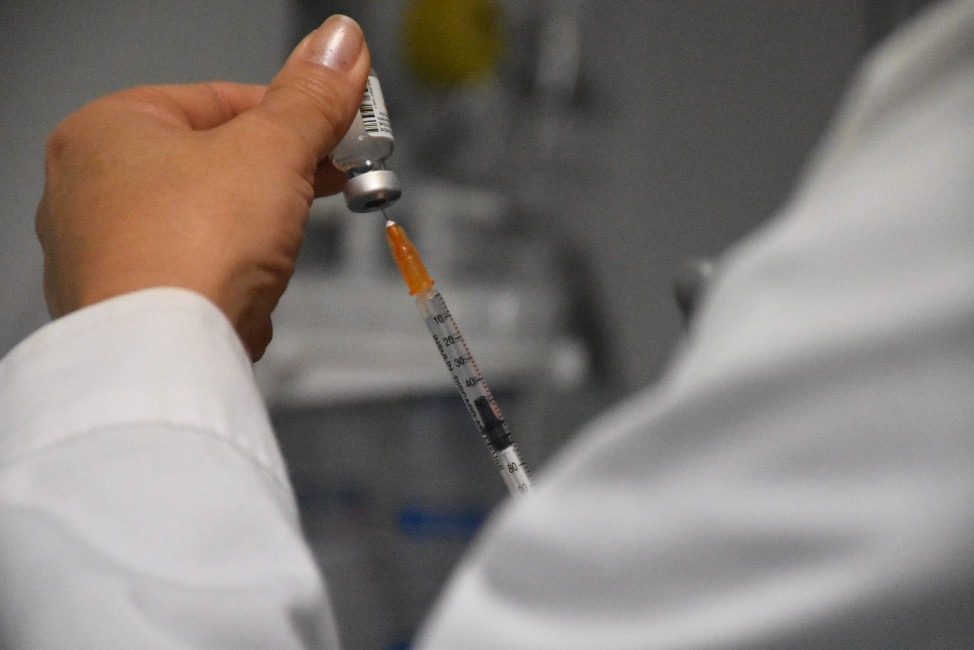 Ανοίγει τη Δευτέρα η πλατφόρμα για τον εμβολιασμό ατόμων άνω των 85 – Τι πρέπει να ξέρετε