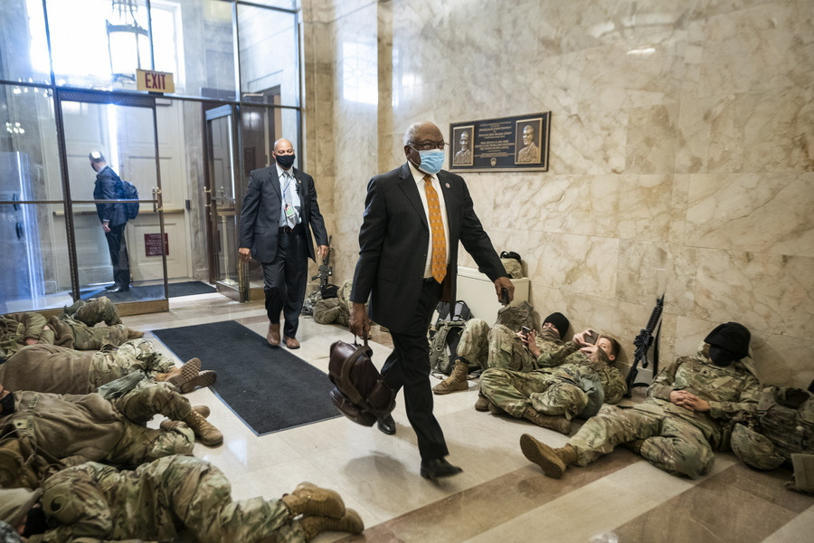 Συνεδρίαση για την παραπομπή Τραμπ – Απίστευτες εικόνες με στρατιώτες εντός του Καπιτωλίου