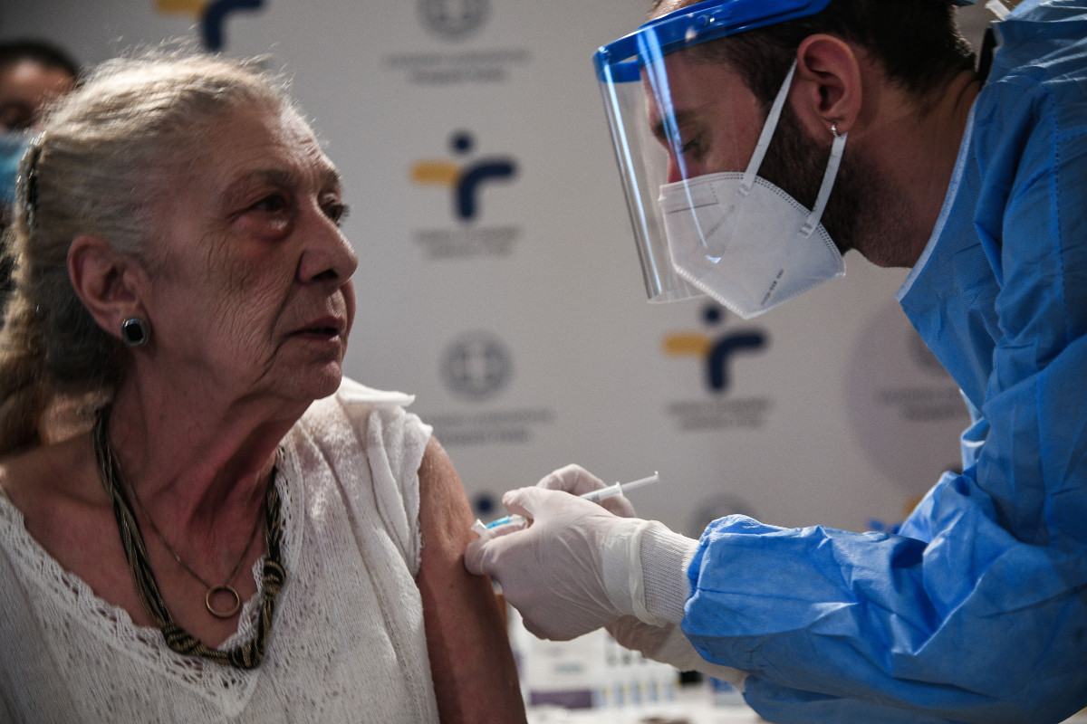 Στήνονται εμβολιαστικά κέντρα υπερηλίκων σε νοσοκομεία Παίδων – «Ό,τι να΄ναι» ο σχεδιασμός, λένε οι γιατροί