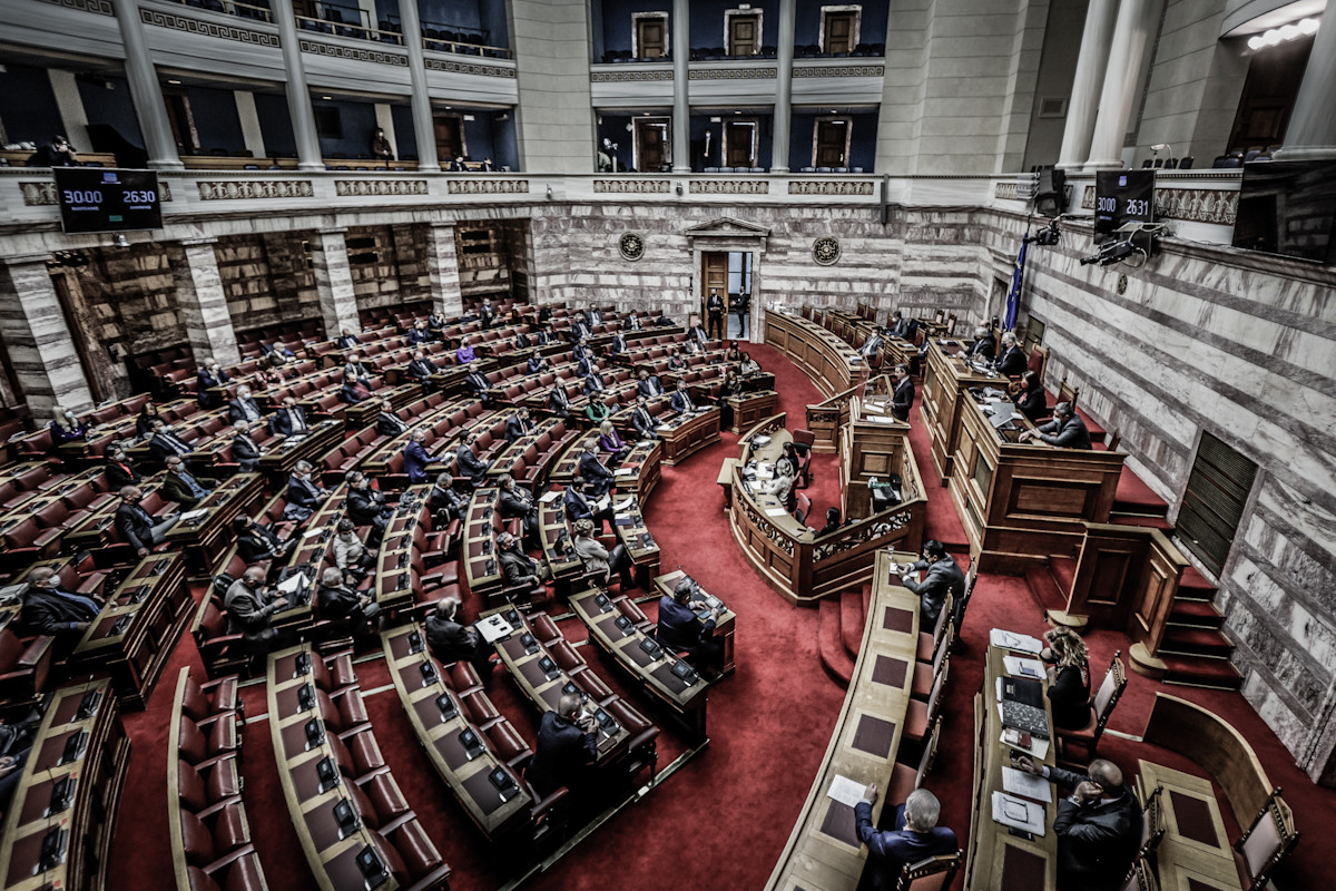 Αντιπαράθεση στη Βουλή για τη διαχείριση της πανδημίας – Οι ομιλίες των πολιτικών αρχηγών