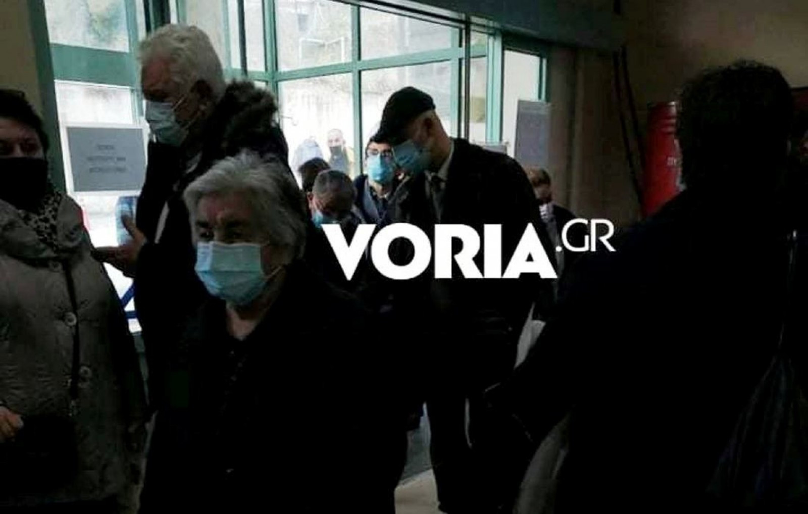 Θεσσαλονίκη: Συνωστισμός και ταλαιπωρία για ηλικιωμένους σε εμβολιαστικό κέντρο