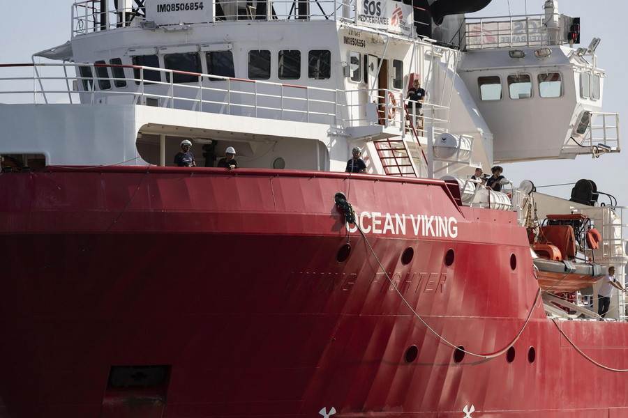 Το Ocean Viking ζητά από Μάλτα και Ιταλία να δεχθούν 374 διασωθέντες πρόσφυγες