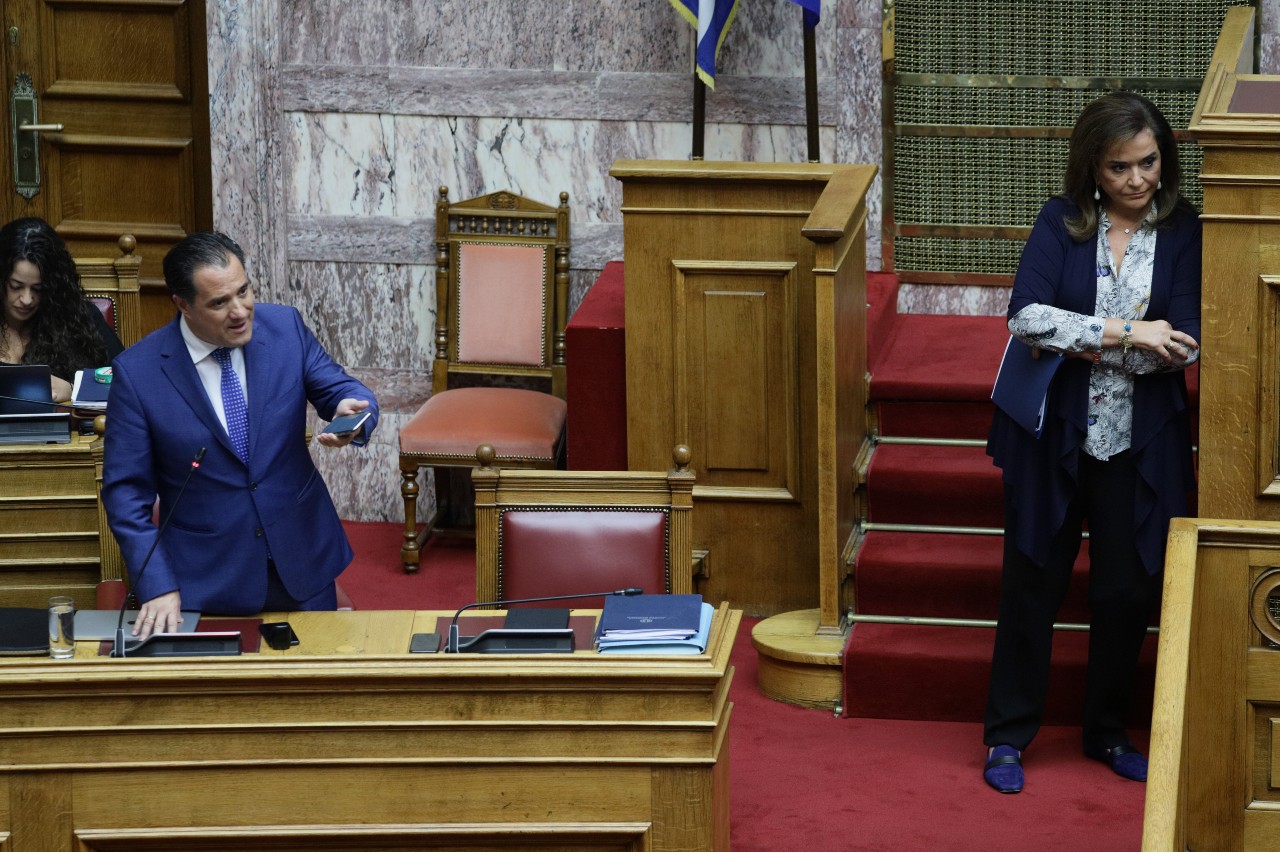 Ο Άδωνις, η Ντόρα και οι δυο υφυπουργοί