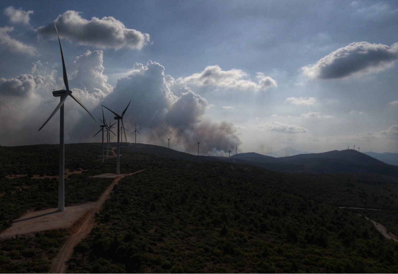 Δεν φτάνει να θυμώσει ο Δίας με τις ανεμογεννήτριες στο βουνό του