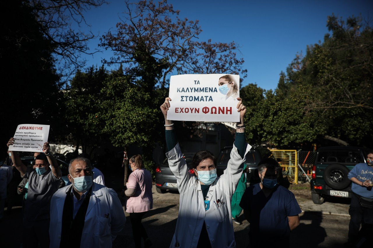Με διαμαρτυρία υποδέχθηκαν οι υγειονομικοί τον Μητσοτάκη στο ΚΑΤ
