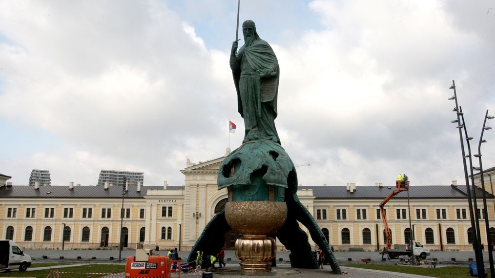 Εθνολαϊκιστικό κιτς ή έργο τέχνης; Ένα μνημείο στην «αλαζονεία» του Βούτσιτς