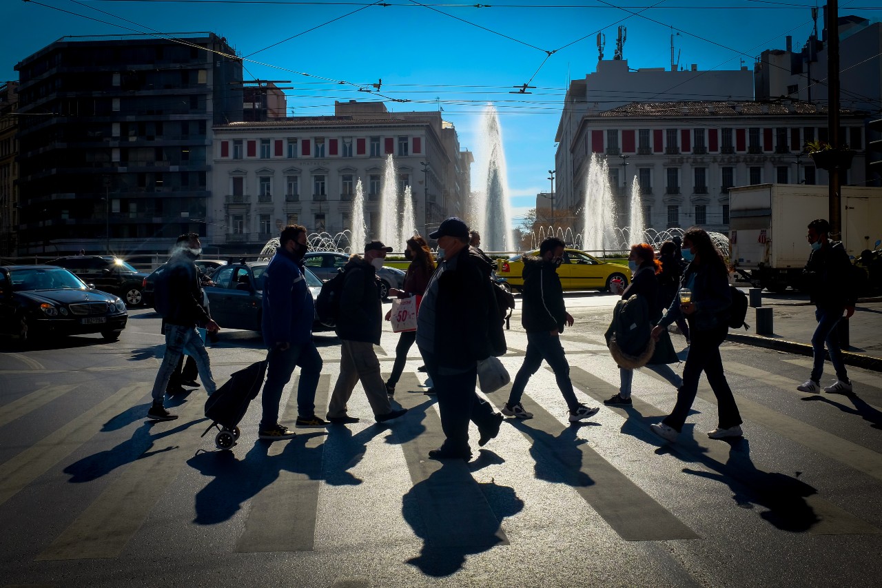 Πανδημία: Μπρος γκρεμός και πίσω ρέμα