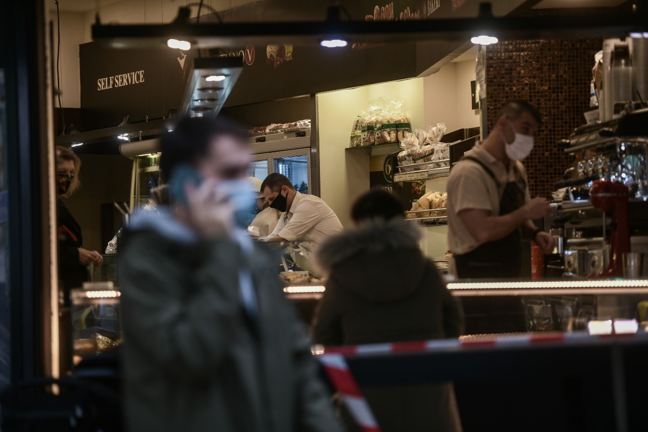 Έξαλλος ο Μόσιαλος με τις κυβερνητικές παλινωδίες
