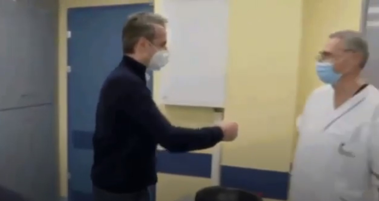 Ικαρία: Viral το βίντεο με τον γιατρό που δεν έδωσε το χέρι του στον Μητσοτάκη [Βίντεο]