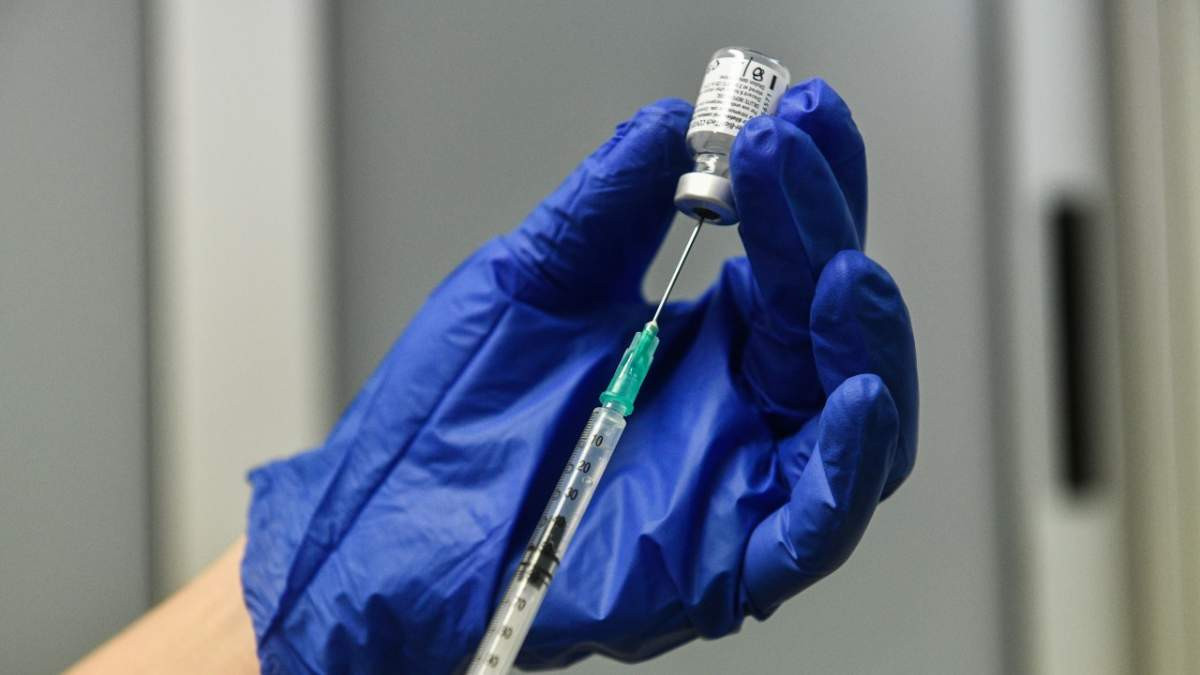 Μόσιαλος για εμβόλιο Pfizer: Προσφέρει προστασία απέναντι στην βρετανική και στη νοτιοαφρικανική μετάλλαξη του κορονοϊού