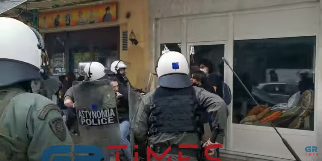 Βίντεο – ντοκουμέντο: Αστυνομικός ρίχνει εν ψυχρώ αγκωνιά σε άνδρα που βρέθηκε στο δρόμο του