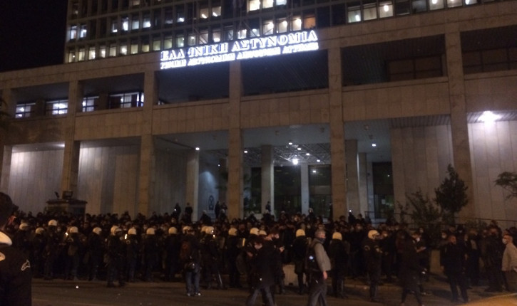 Νέα ένταση με την αστυνομία έξω από τη ΓΑΔΑ για τις προσαγωγές μετά το τέλος του πανεκπαιδευτικού συλλαλητηρίου
