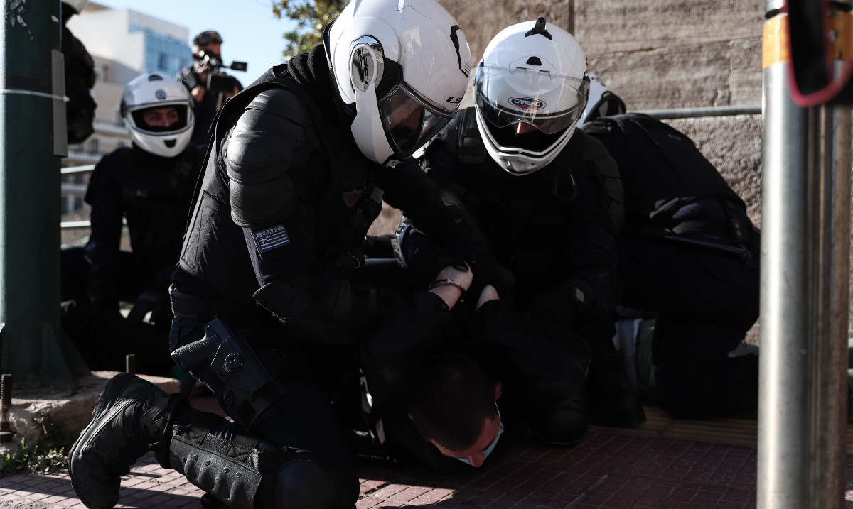 Καταγγελία Ν. Μαρκάτου: «Αστυνομικός με πυροσβεστήρα έσπασε το σαγόνι και τα δόντια φοιτητή»