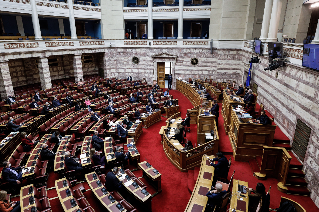 Ψηφίζεται το νομοσχέδιο Κεραμέως για τα πανεπιστήμια – Ψηλοί τόνοι από τους πολιτικούς αρχηγούς [Live]