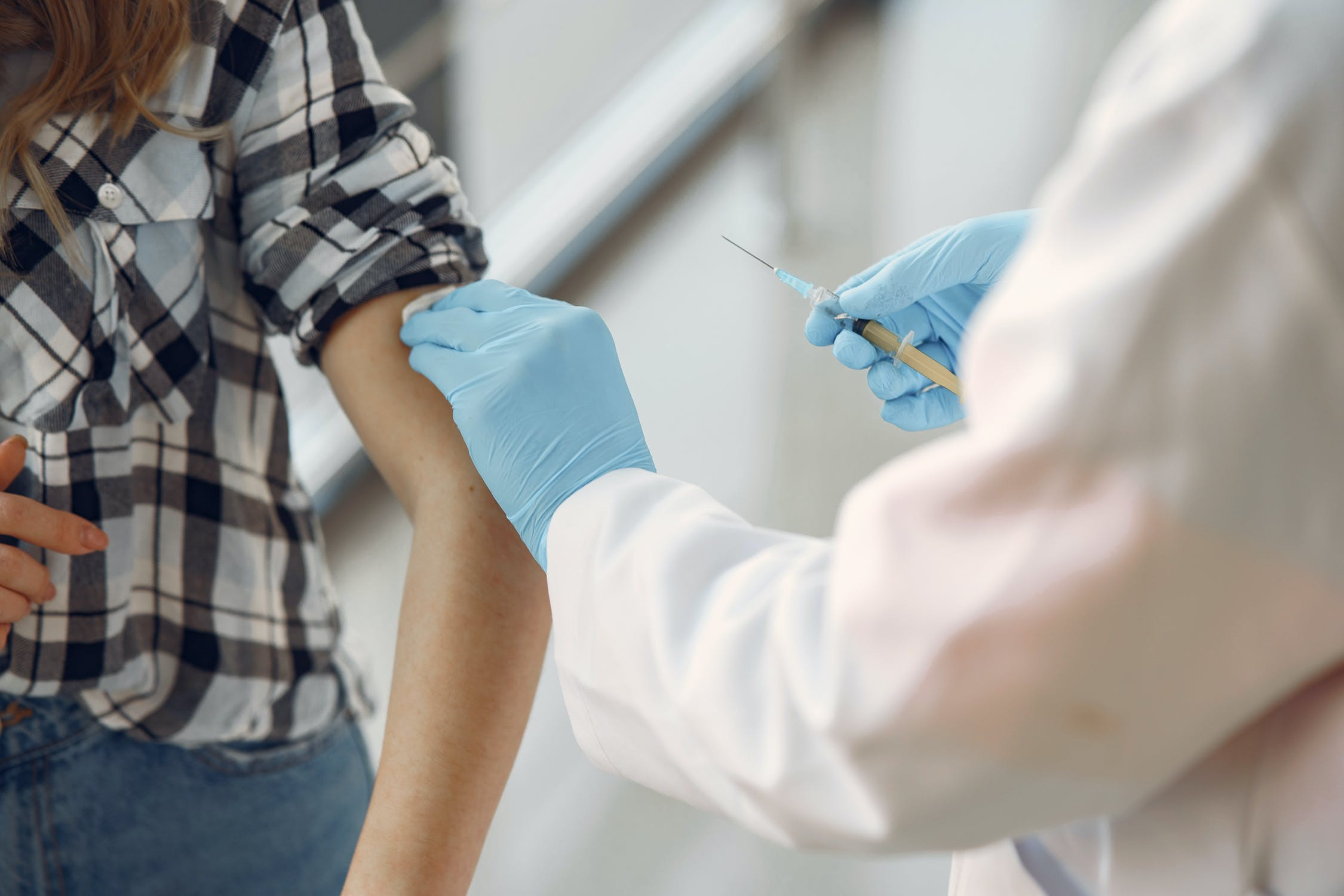 CDC: Οι εμβολιασμένοι δεν θα μπαίνουν σε καραντίνα μετά από επαφή με κρούσμα