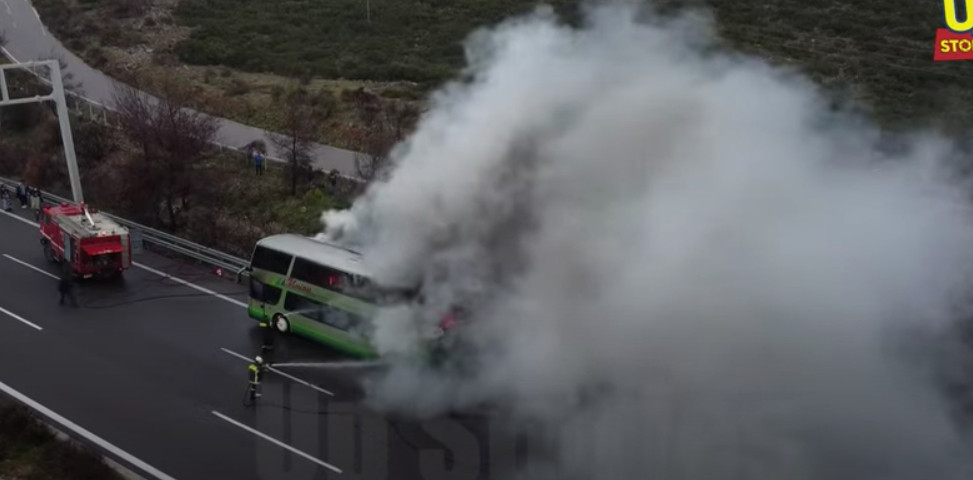 Λεωφορείο ΚΤΕΛ πήρε φωτιά εν κινήσει στην εθνική οδό – Σώοι οι επιβαίνοντες [Βίντεο]