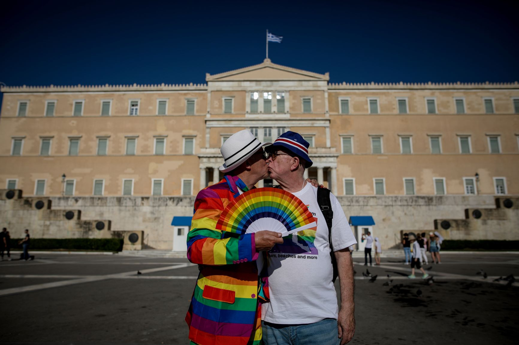 Ο ΣΥΡΙΖΑ  ανοίγει τη συζήτηση για τον «πολιτικό γάμο για όλους»