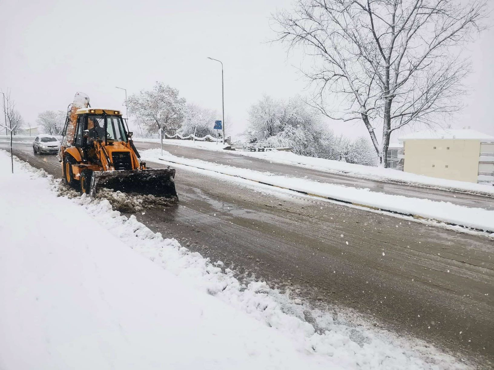 Απαγόρευση κίνησης φορτηγών από τη Λάρισα και νότια λόγω χιονιά