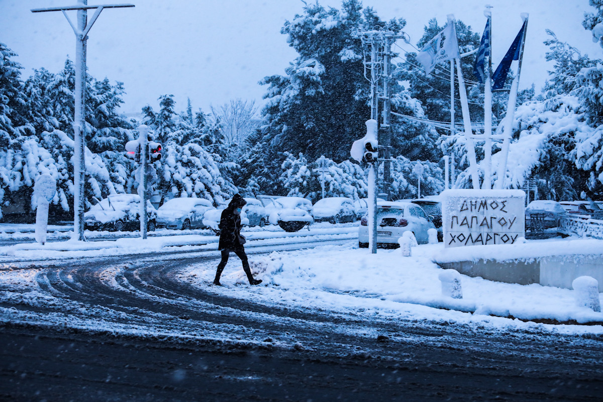 Η «Μήδεια» στην Αττική: Χιόνια παντού, κυκλοφοριακό «έμφραγμα» και διακοπές ρεύματος
