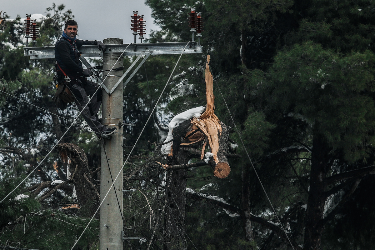 Χιλιάδες νοικοκυριά χωρίς ρεύμα για τρίτο 24ωρο: Οργή και απόγνωση από κατοίκους – Έκπτωση 10% για τους πληγέντες ανακοίνωσε η ΔΕΗ