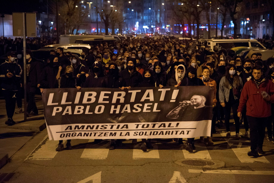 Διαδηλώσεις και ταραχές στην Ισπανία για τη σύλληψη του ράπερ Πάμπλο Χασέλ