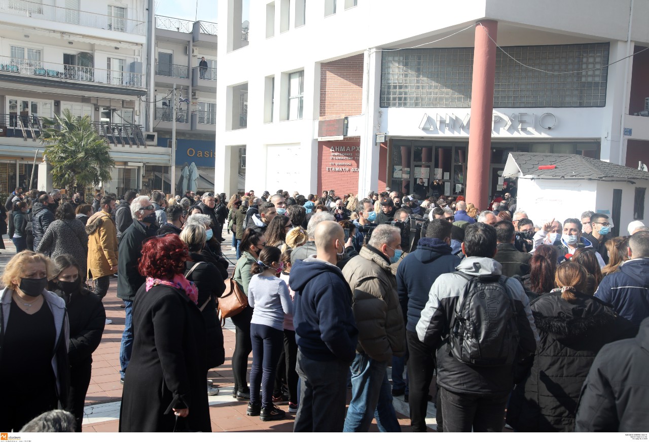 Μπαράζ διαμαρτυριών στον Εύοσμο για το αυστηρότερο lockdown [Βίντεο]