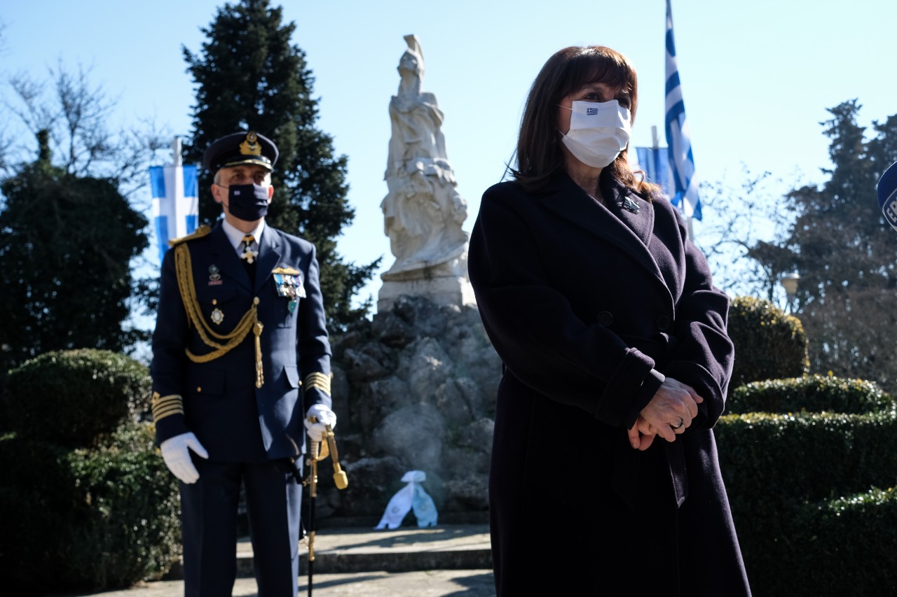 Τρικάκια υπέρ Κουφοντίνα έξω από το σπίτι της Κατερίνας Σακελλαροπούλου