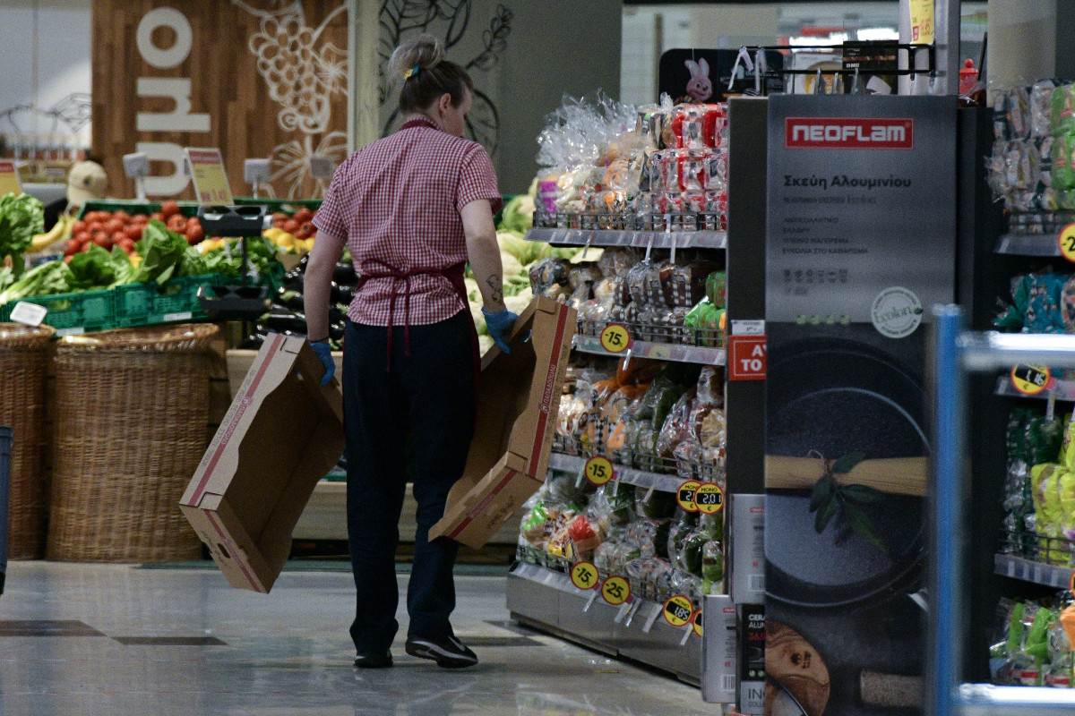Θύματα και κρούσματα covid σε σούπερ μάρκετ: «Κανένας έλεγχος για μέτρα σε χώρους εργασίας»