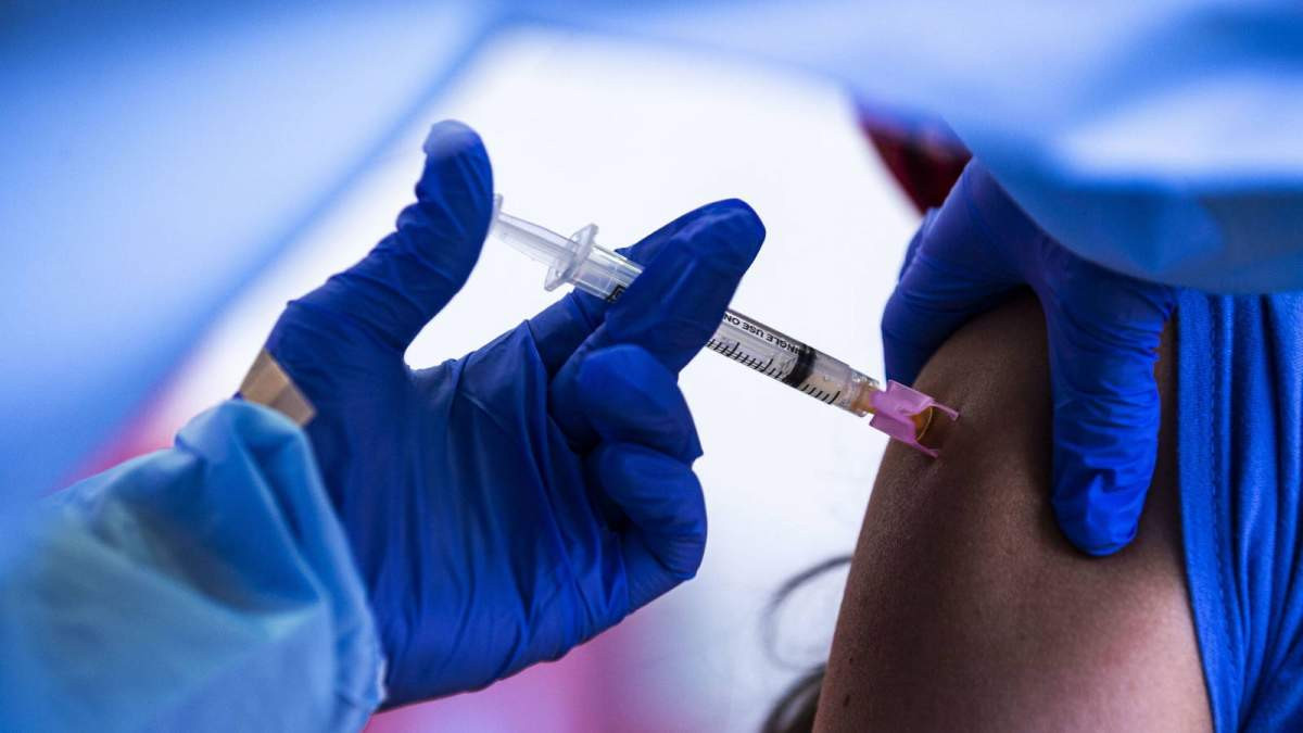 Πυρά αντιπολίτευσης για τους ρουσφετολογικούς εμβολιασμούς της ΝΔ