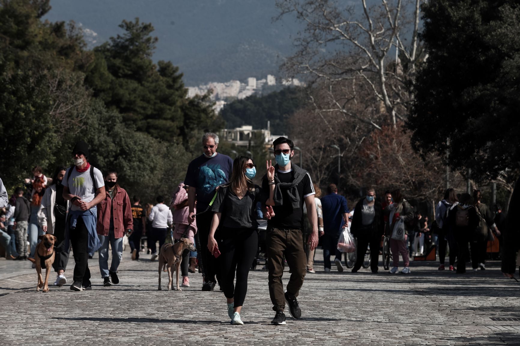 Ζεστές κομματικές καρέκλες, ψυχρές σχέσεις με την κοινωνία