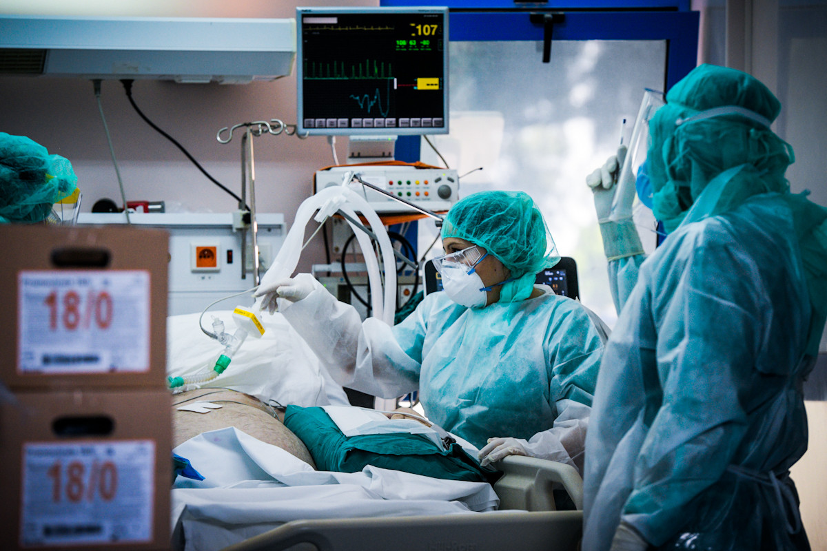 Εκτόξευση κρουσμάτων, αύξηση διασωληνωμένων, δραματική η κατάσταση στα νοσοκομεία Αττικής
