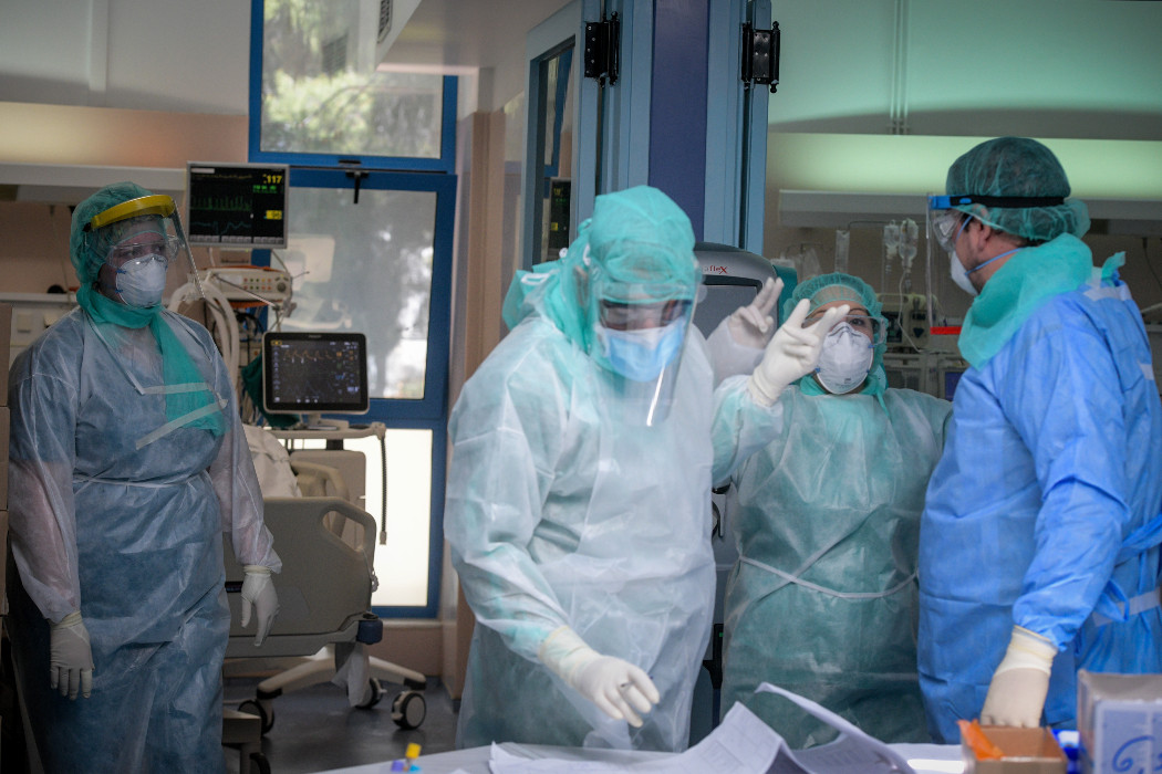 Στην «εντατική» τα νοσοκομεία Αττικής: Γεμάτες ΜΕΘ, ασθενείς διασωληνώνονται σε απλές κλίνες