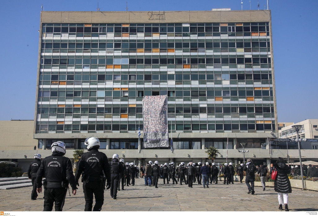 Ρίχνει τους τόνους η Σύγκλητος του ΑΠΘ μετά την ακραία καταστολή: Ζητά απαλλαγή των συλληφθέντων, καλεί σε διάλογο τους φοιτητές