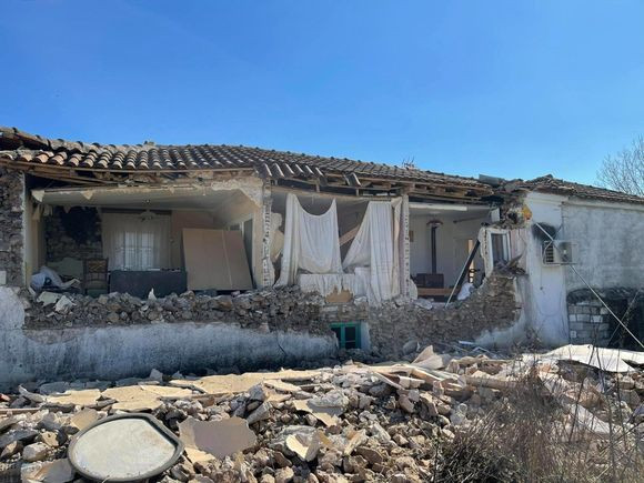 Σεισμός Ελασσόνα: Αυτό είναι το σπίτι που ζούσε ο ηλικιωμένος που διασώθηκε [Φωτογραφίες]